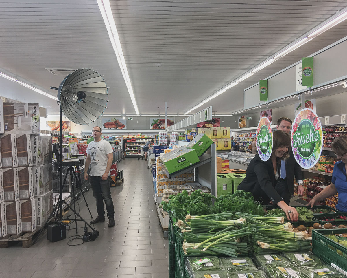 Detailarbeit: Der Fotograf justiert die Kamera und bespricht Ergebnisse.