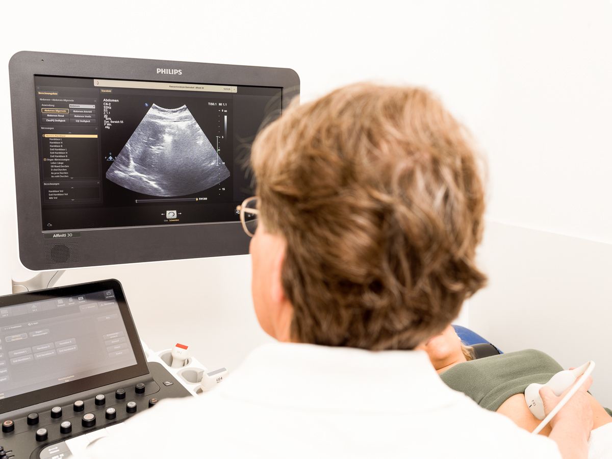 Ärztin bei einer Ultraschalluntersuchung bei einer Patientin.