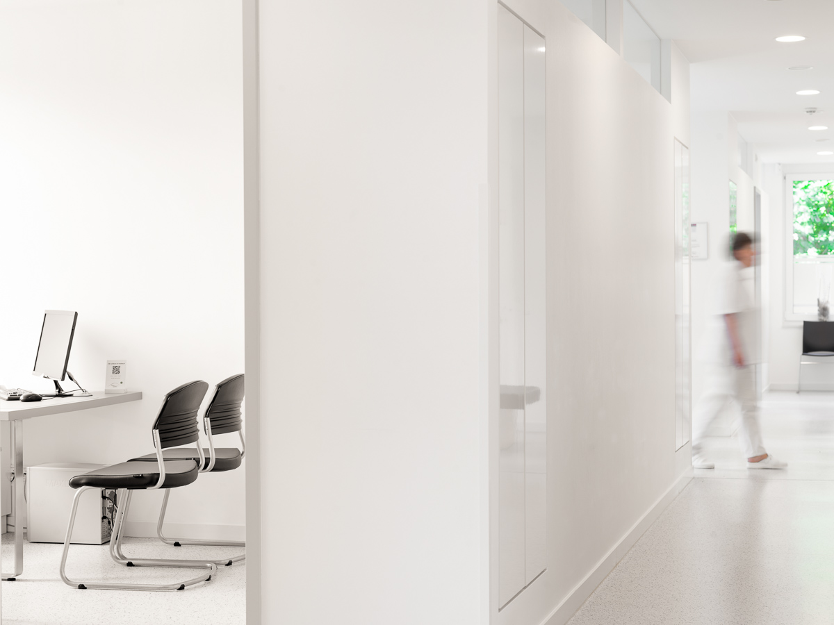 Ärztin in Hausartzzentrum auf dem Weg zum Patienten.