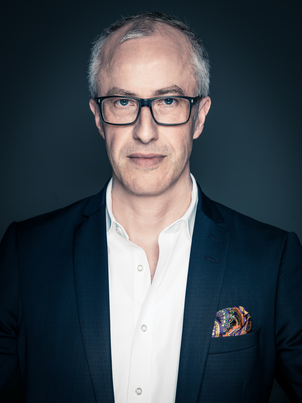 Ausdrucksstarkes Portrait mit professioneller Businessauftritt.