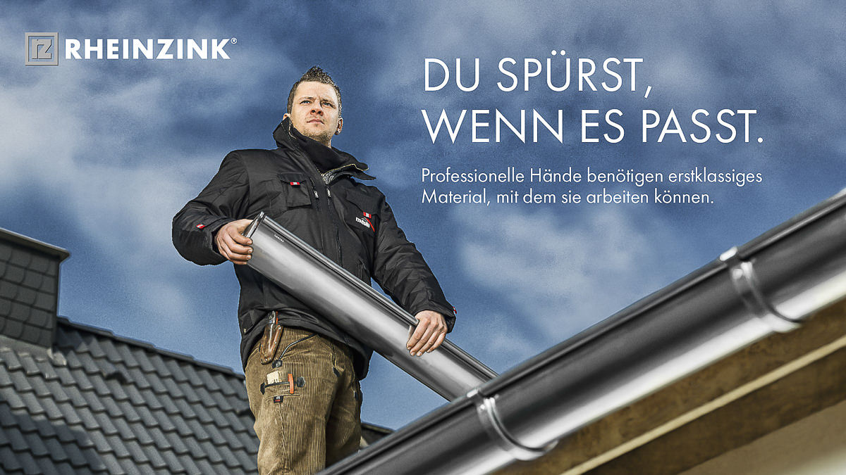 Peoplefotografie: Monteur auf dem Dach. Werbung für Rheinzink.
