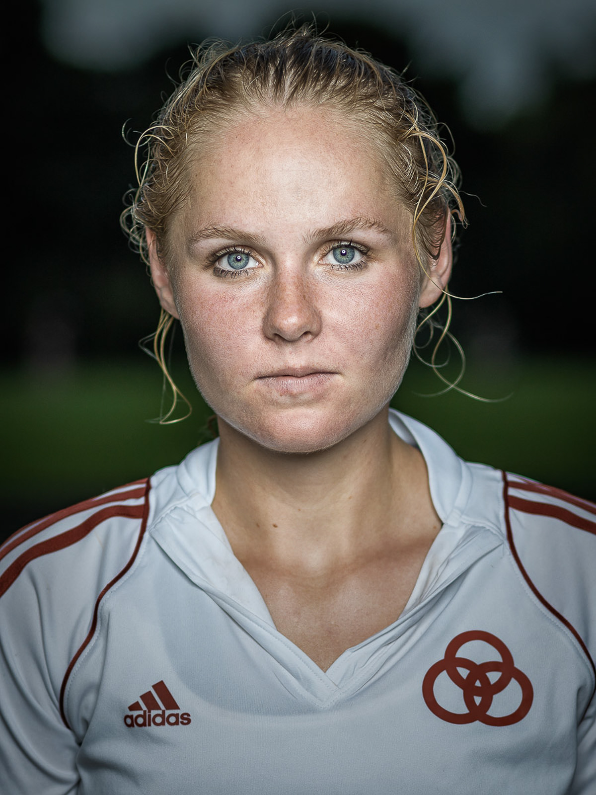 Eine Sportlerin in einem Trikot, bereit für das Spiel auf dem Spielfeld.