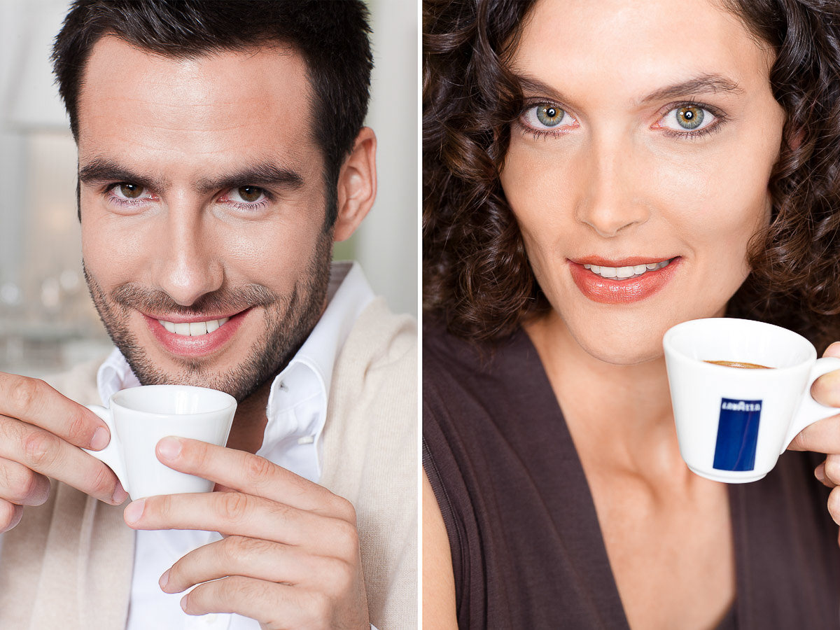 Mann und Frau genießen Espresso, lächeln in die Kamera. Werbefotografie mit stilvollen Porträts und Kaffee-Ästhetik.