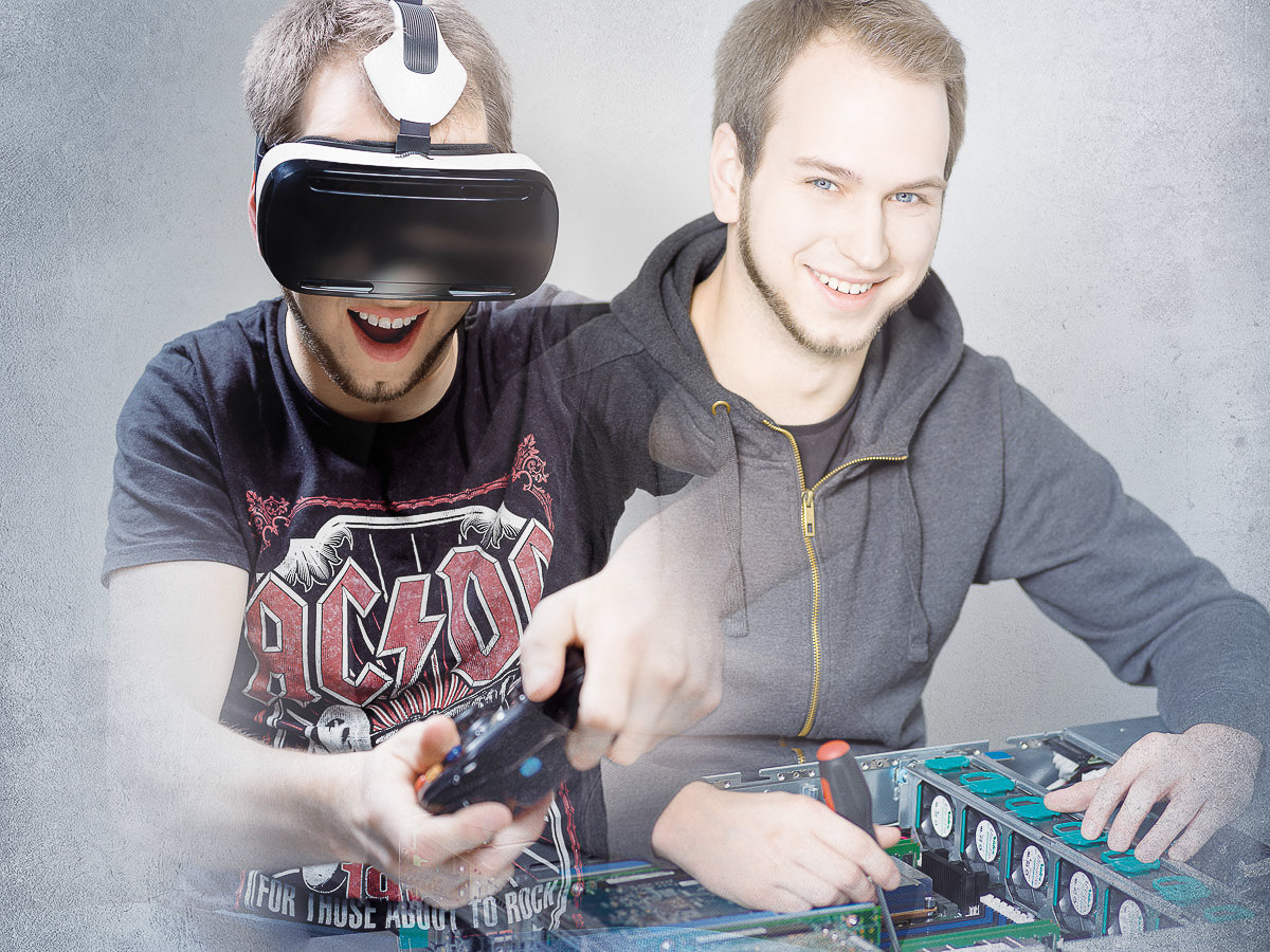 unger Mann mit VR-Brille spielt begeistert, überlagert mit ihm als Techniker, der Computerhardware repariert – zwei Leidenschaften.