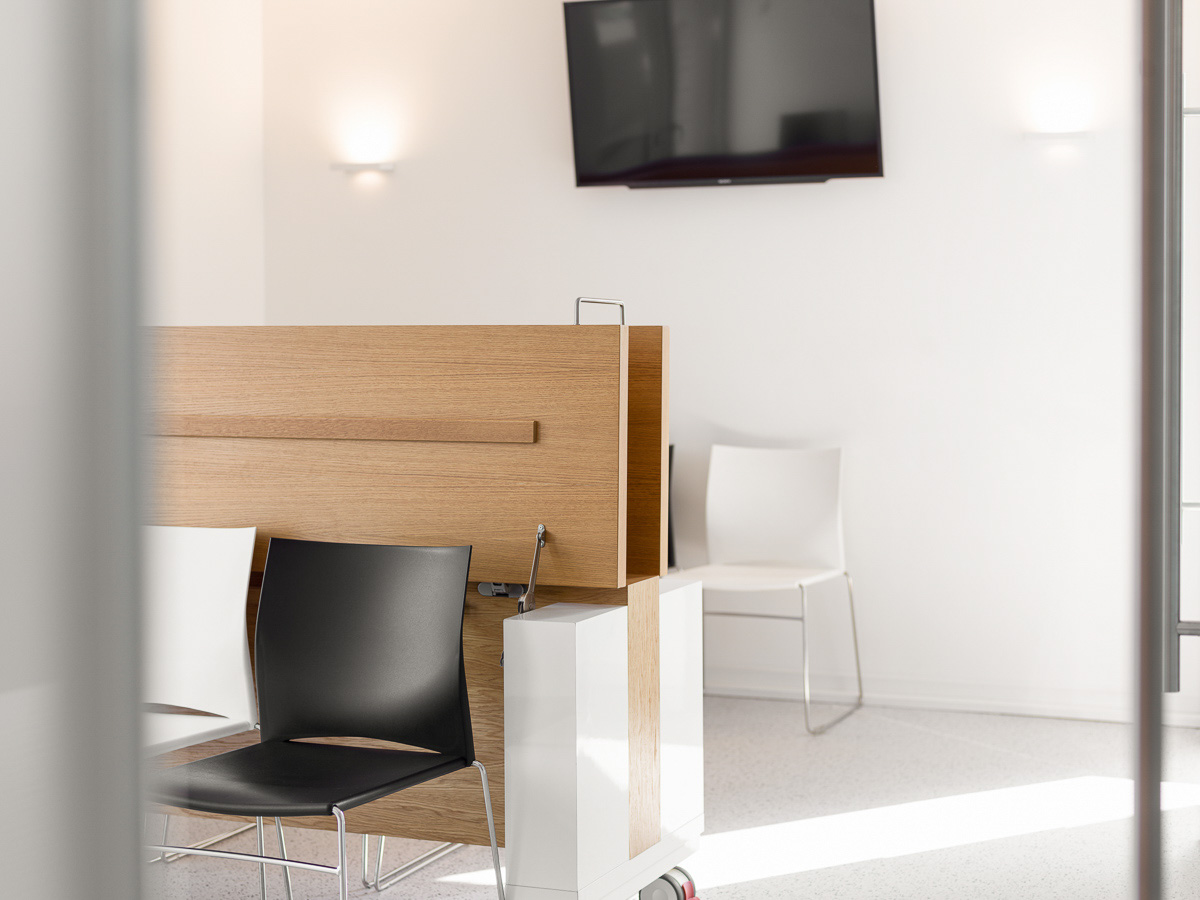 Wartezimmer mit Möglichkeit zum Umbau als Meetingraum.
