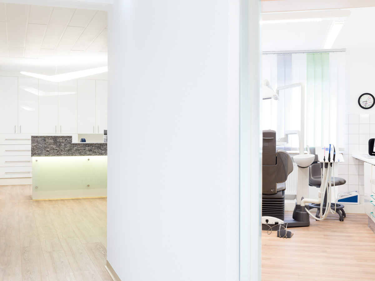 Emfang und Behandlungszimmer einer Zahnarztpraxis.