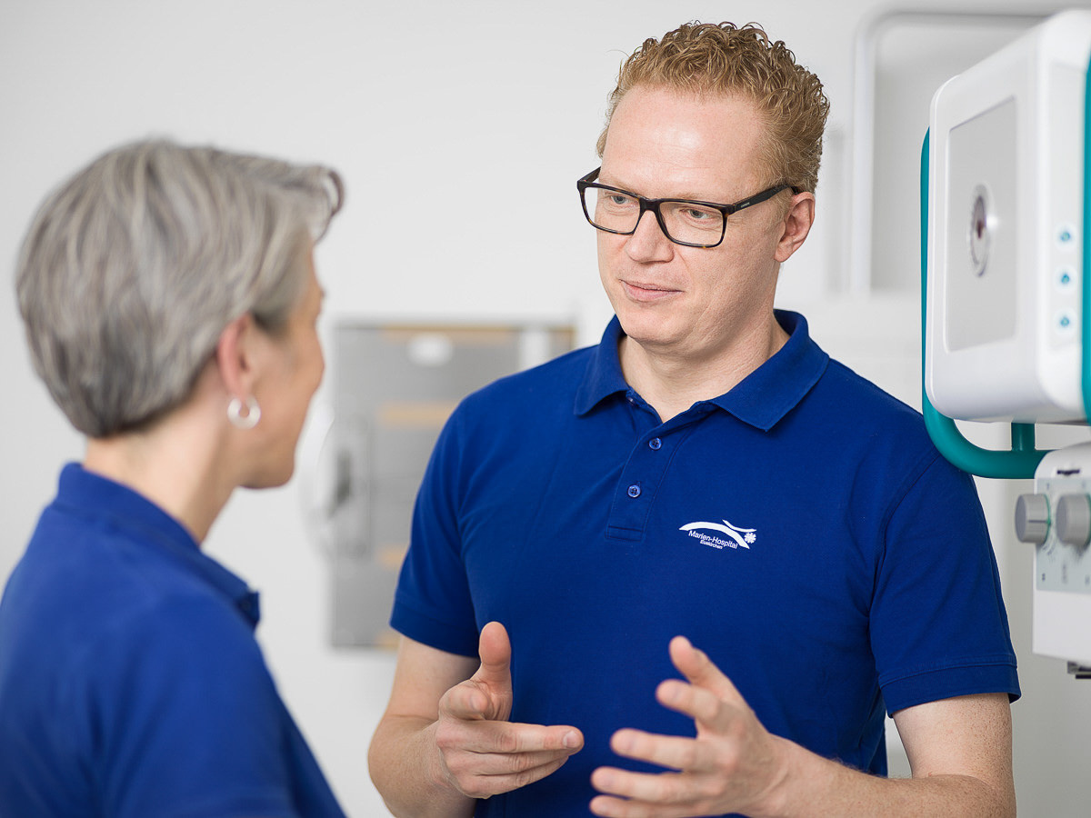 Medizinisches Team im Gespräch, kooperative Atmosphäre in der Gesundheitsversorgung.