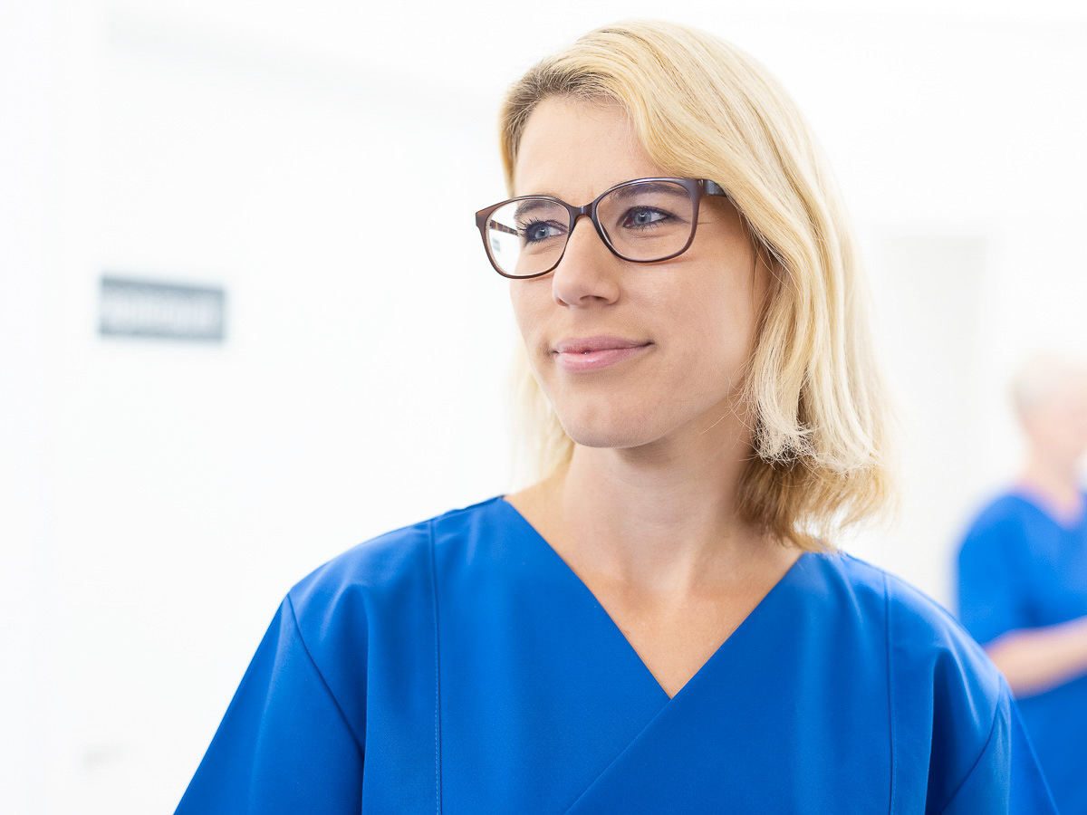 MFA Porträt vor hellem Hintergrund.