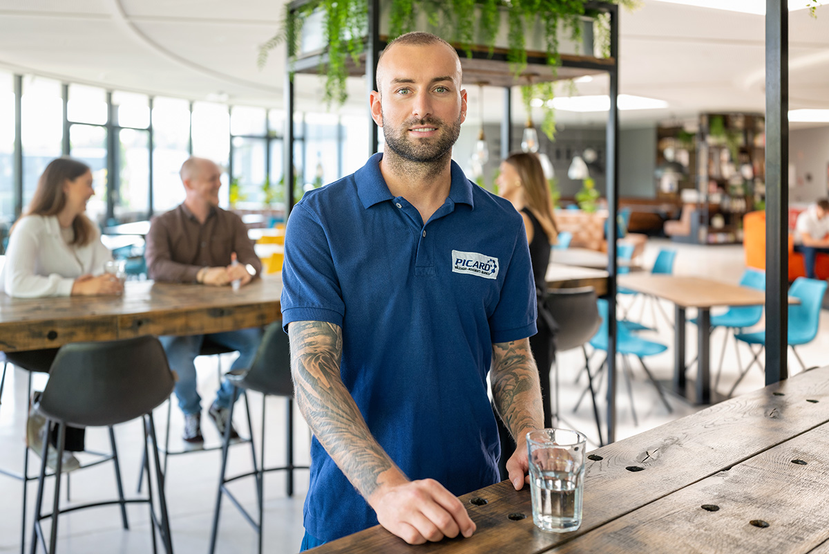 Junger Mitarbeiter in der Kaffeepause in der modernen Kantine.